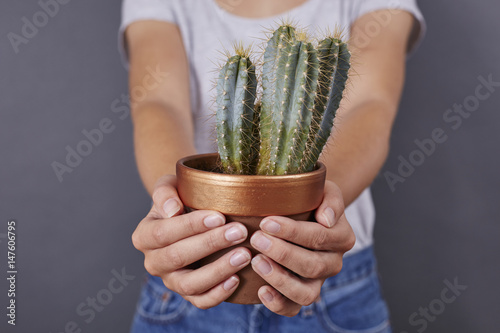 Frau mit Kaktus