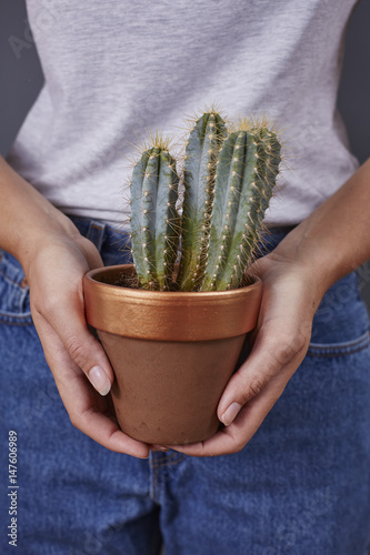 Frau mit Kaktus