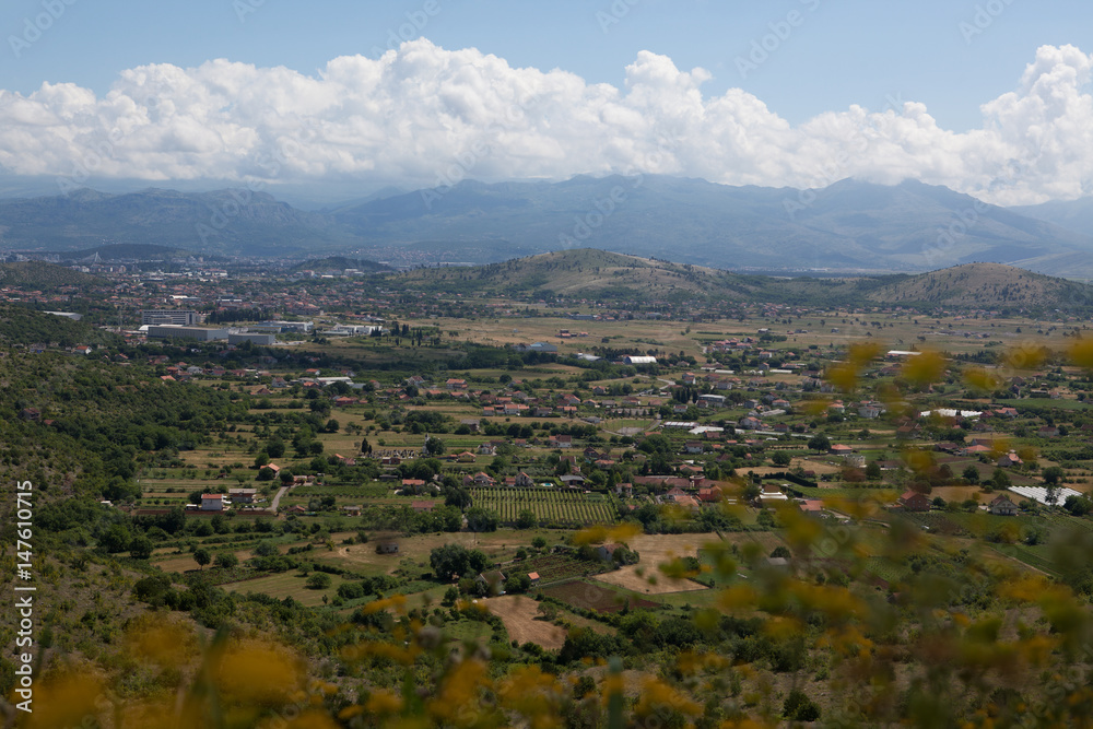Вид на  Подгорицу с высоты. Черногория.