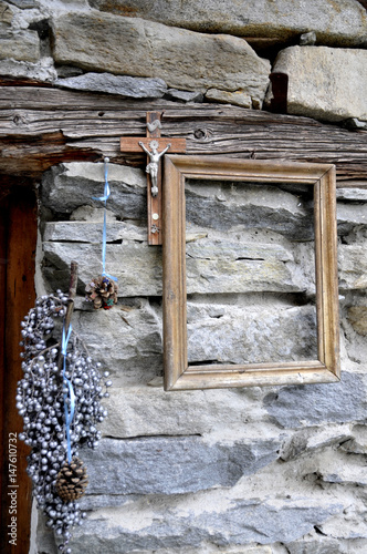 Hausmauer mit Kruzefix im Bergdorf, Valle Onsernone – Tessin photo