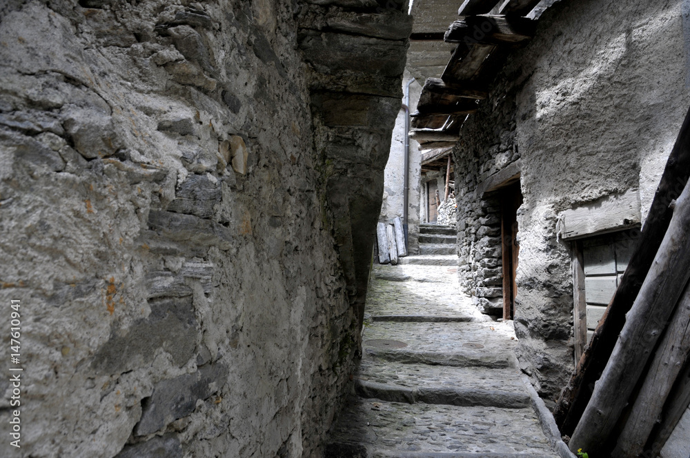 Gasse in Loco, Valle Onsernone – Tessin