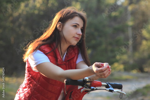 красивая девушка с велосипедом в лесу