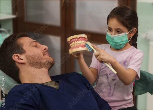 enseñando al dentista como cepillar los dientes. photo