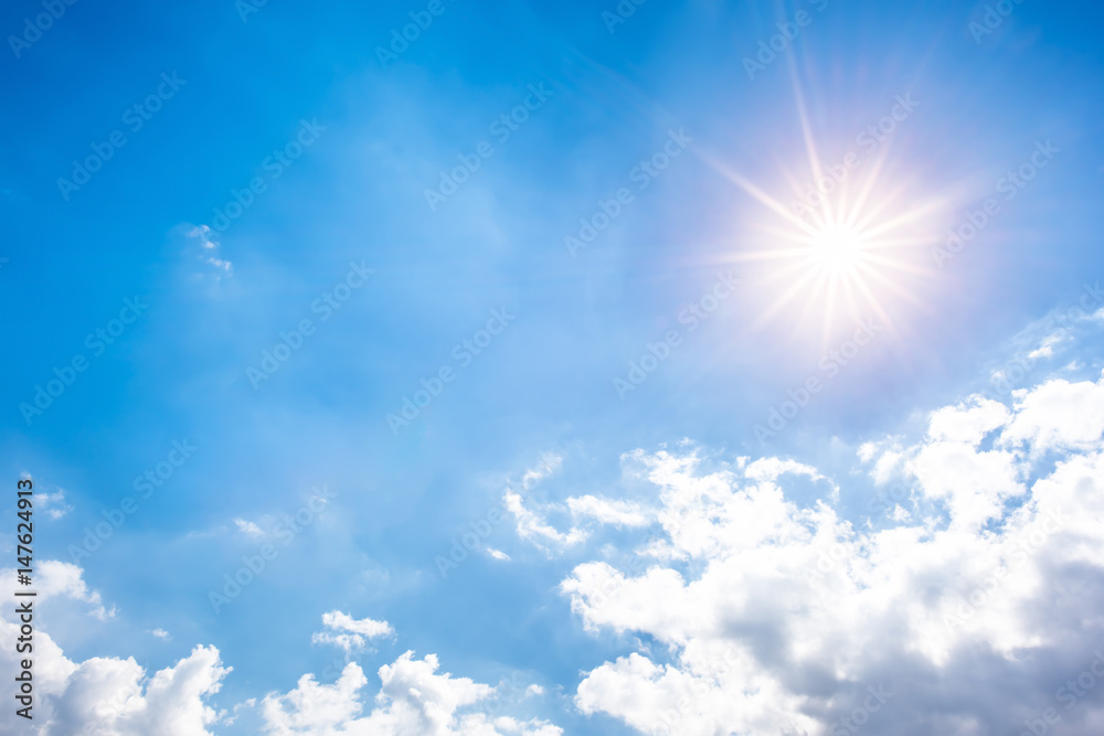 Blauer Himmel mit Sonne und Wolken