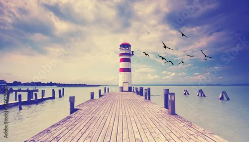 Obraz drewniany pomost z latarnią i ptakami