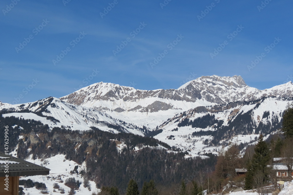 Auvergne-Rhone-Alpes - Savoie - Notre-Dame-de-Bellecombe. Vue sur les sommets enneigés de la chaine des Aravis