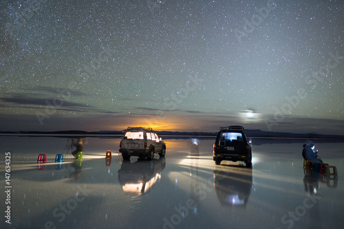 Foto Off road vehicles park on the Salt Flats in Southern Bolivia