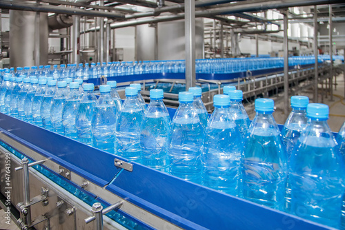 Slika na platnu conveyor for bottling water from plastic bottles