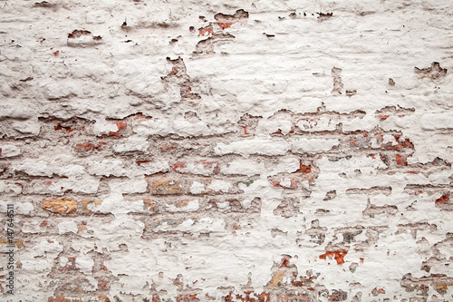 Fotografi Cracked brick wall with loose plaster