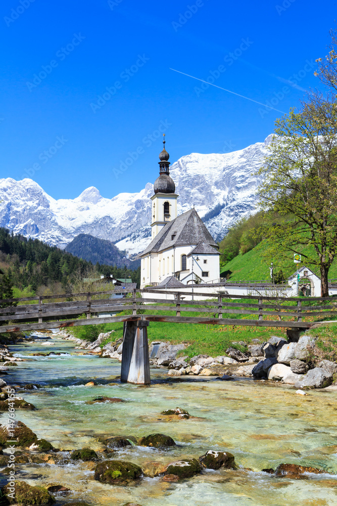 Kirche St. Sebatian in Ramsau Bayern, Deutschland an einem sonnigem Frühlingstag, vertikal Kirche St. Sebatian in Ramsau Bayern, Deutschland an einem sonnigem Frühlingstag, vertikal