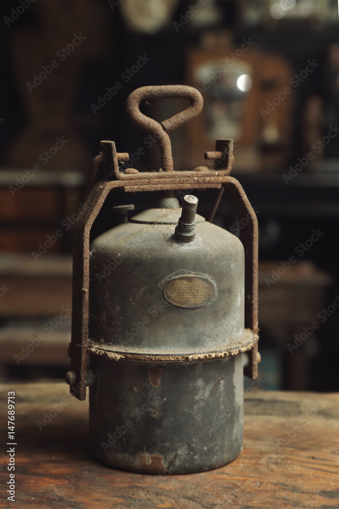 ancienne lampe à pétrole de mineur vintage foto de Stock | Adobe Stock