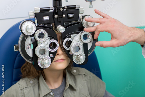 Bambino che si sottopone ad una visita oculistica