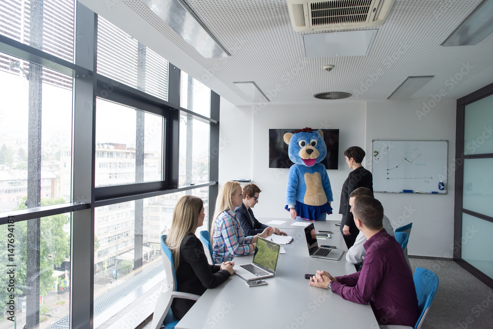Obraz premium boss dresed as bear having fun with business people in trendy office