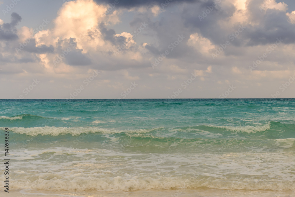 Obraz premium Beautiful seascape with dramatic sky colorful clouds and sea