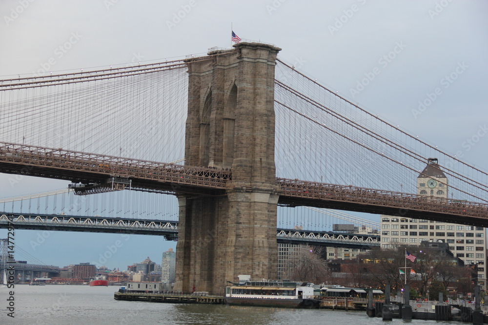 Obraz premium Brooklyin Bridge in eveneing light