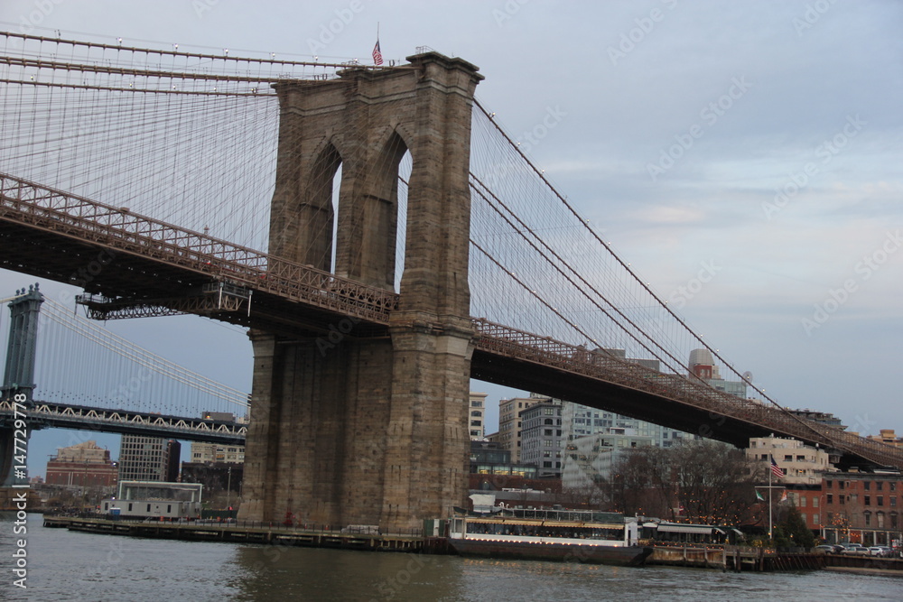 Obraz premium Brooklyin Bridge w wieczornym świetle