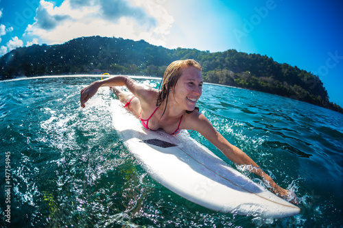 Fotografija Woman paddle surfboard with lots of splashes