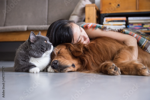 Photography Girls sleep with cats and dogs