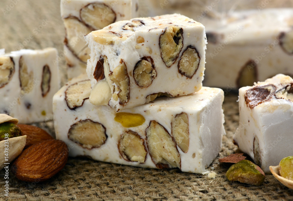 Soft Nougat, weisser Nougat - Nahaufnahme, Foodstyling Stock-Foto ...