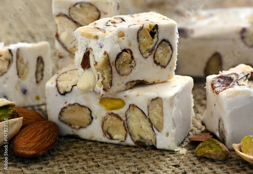 Soft Nougat, weisser Nougat - Nahaufnahme, Foodstyling 