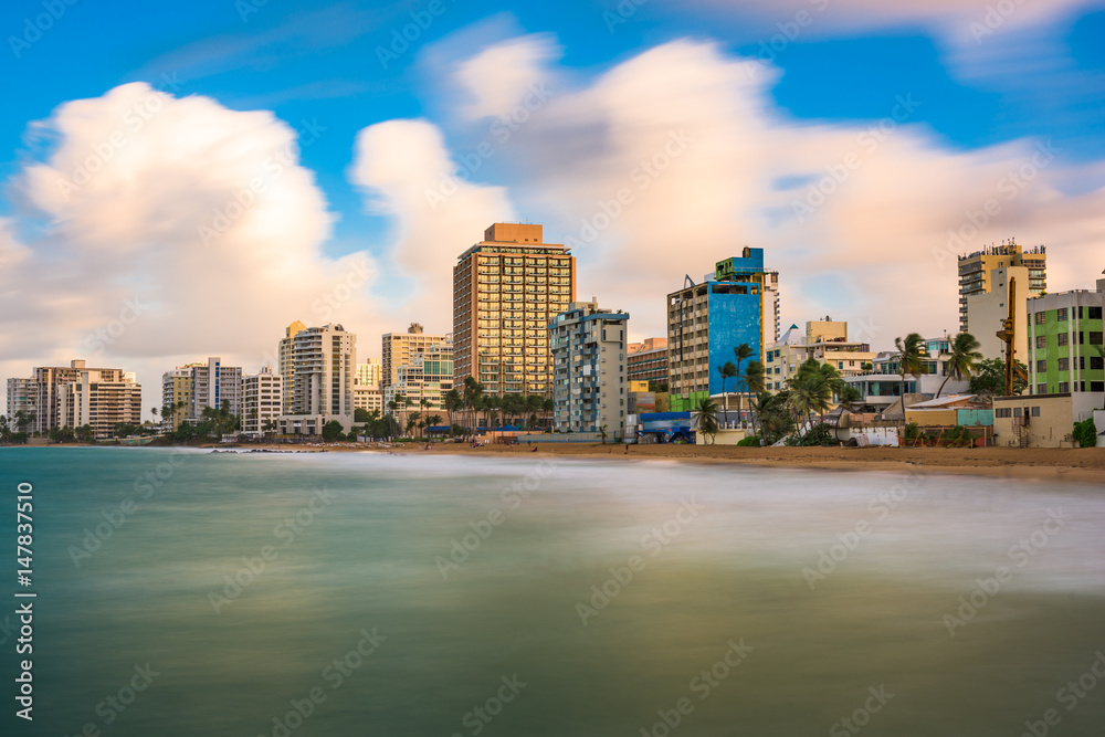Fototapeta premium San Juan Beach Skyline