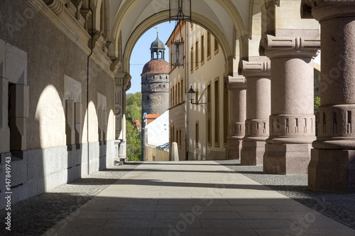 Hirschlauben Arkaden in Görlitz, Ostdeutschland, mit dem Nikolaiturm im Hintergrund photo