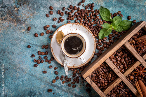 Konstfotografi coffee beans in old wooden box