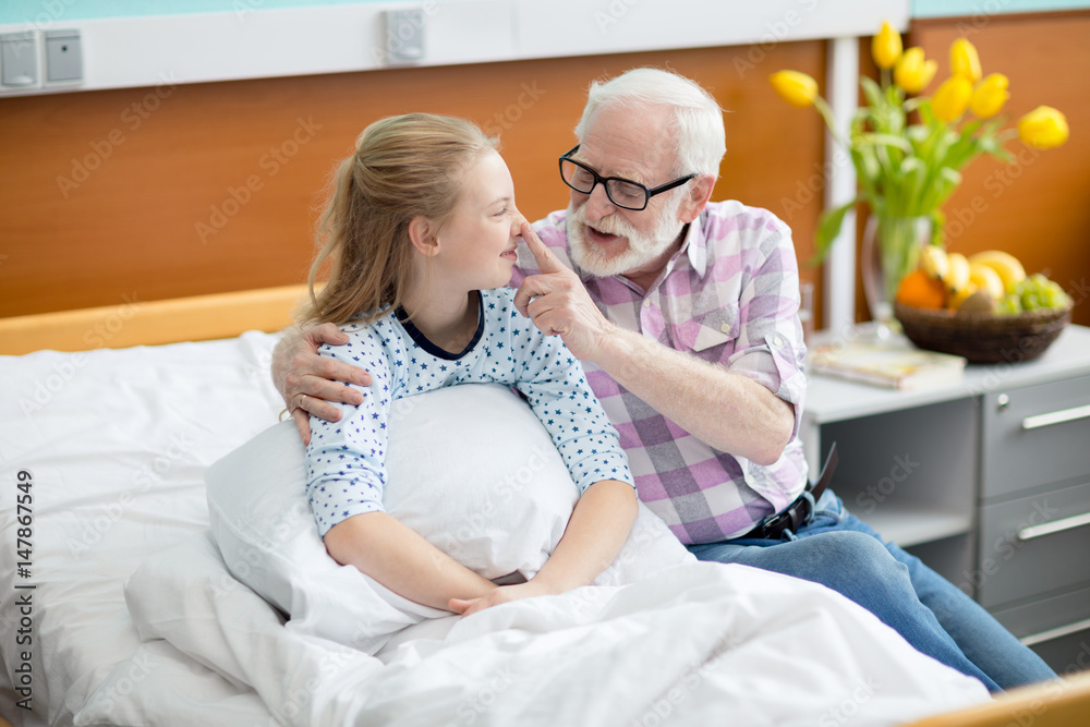 Obraz premium Grandfather and child in hospital
