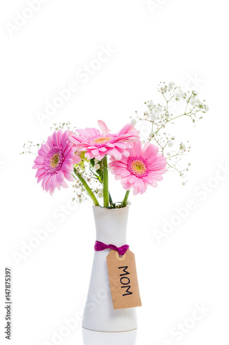 en bukett med rosa gerbera till mamma på mors dag isolerat mot vitt photo