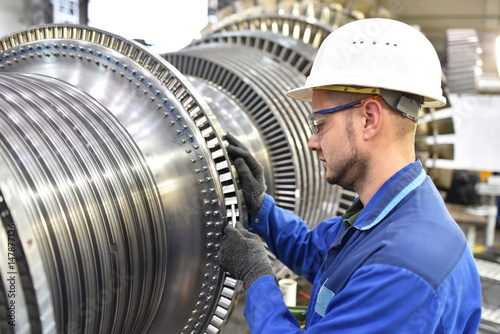 Techniker montiert Gasturbine im Maschinenbau // Technician assembling gas turbine in mechanical engineering