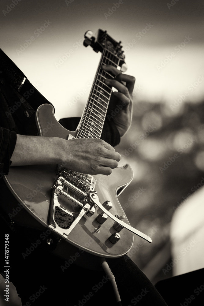 Obraz premium Close up of man playing a guitar