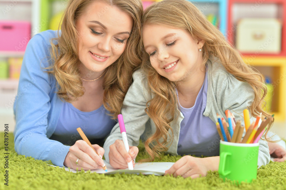 Fototapeta premium Mother and daughter draw