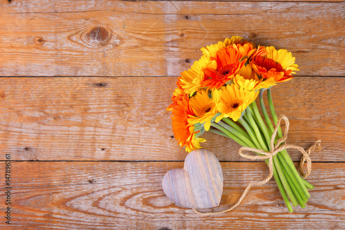 Blumenstrauß und Herz auf Holz