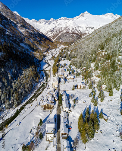 
Chiareggio - Valmalenco (IT) - Vista aerea panoramica verticale  photo