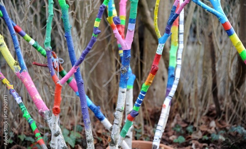 bunte Äste als Dekoration im Garten