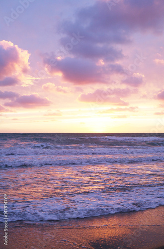 Nuvole colorate rosa azzurre sul mare al tramonto