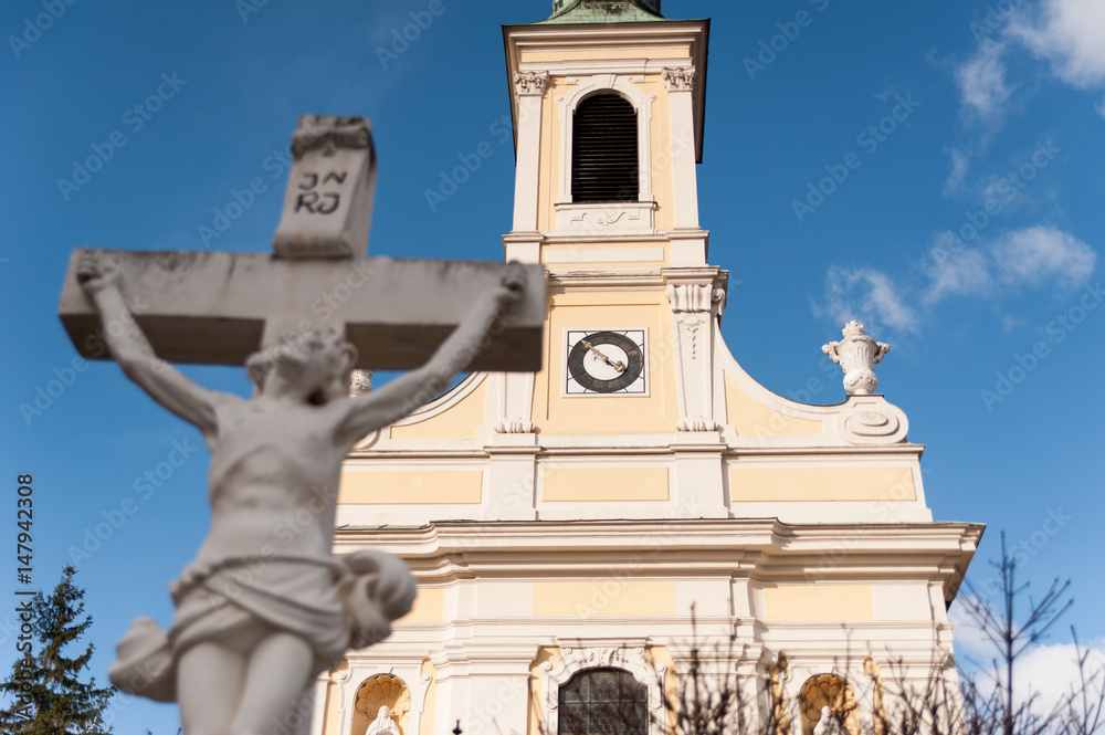 Obraz premium Kirche mit Kreuz im Vordergrund
