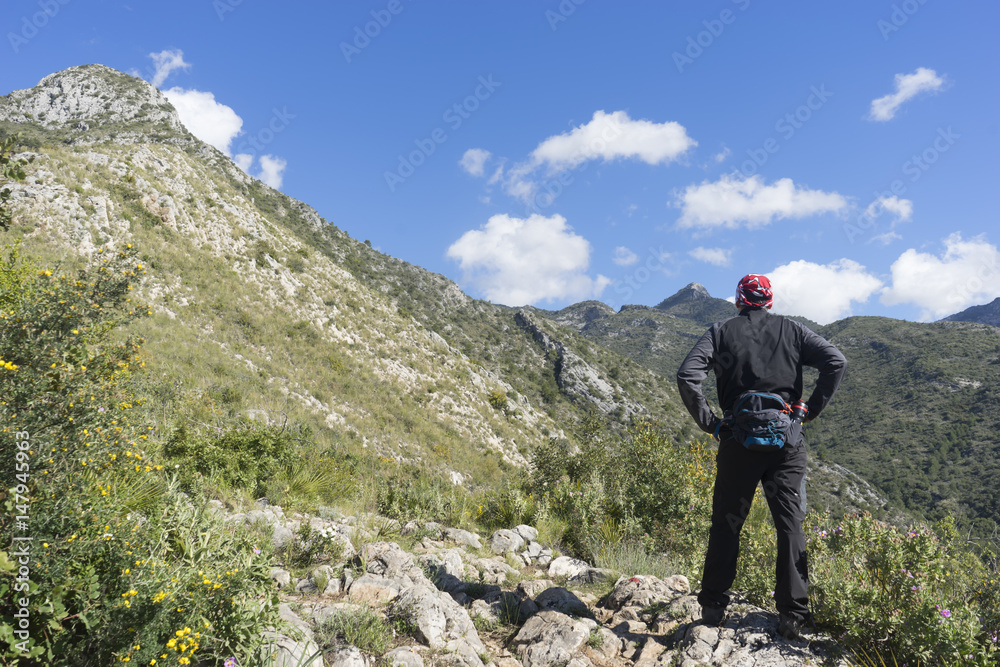 hombre que esta en contacto con la naturaleza con la practica del senderismo