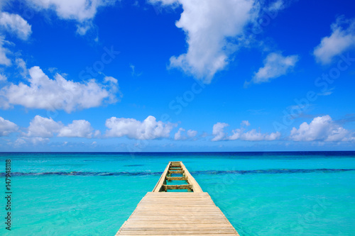 Fototapeta Naklejka Na Ścianę i Meble -  Perspective view of a wooden pier on the caribbean sea.
