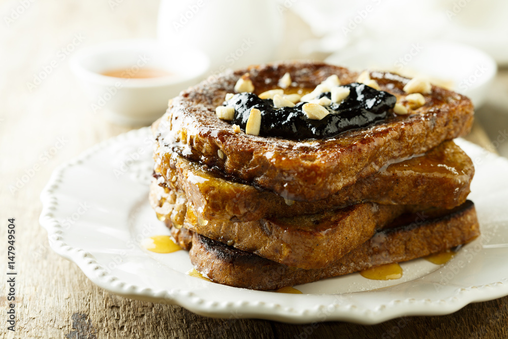 French toasts with cinnamon, honey and nuts