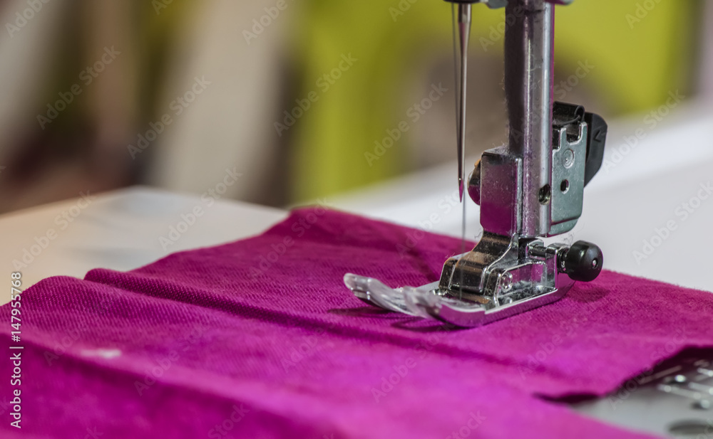 lavorare con ago e filo e macchina da cucire con stoffa colorata Stock  Photo