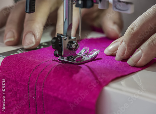 lavorare con ago e filo e macchina da cucire con stoffa colorata