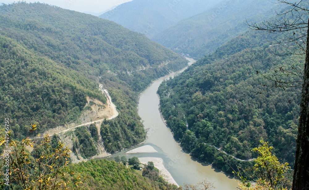 An awesome treat for the nature lovers is to view river Rangeet meet river Teesta from ‘Triveni- viewpoint’. The confluence of Rangeet and Teesta takes place before the Teesta Bridge.