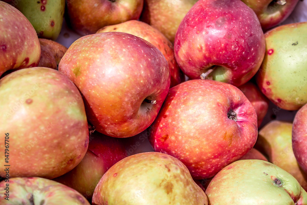 Apples are red in a box Apples are red in a box