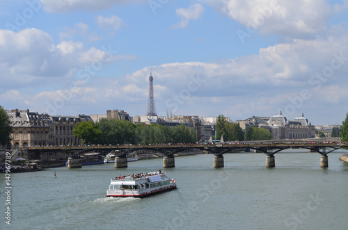 Statek wycieczkowy na Sekwanie w Paryżu latem/Pleasure boat on Seine in Paris at summer time, Ile-de France, France