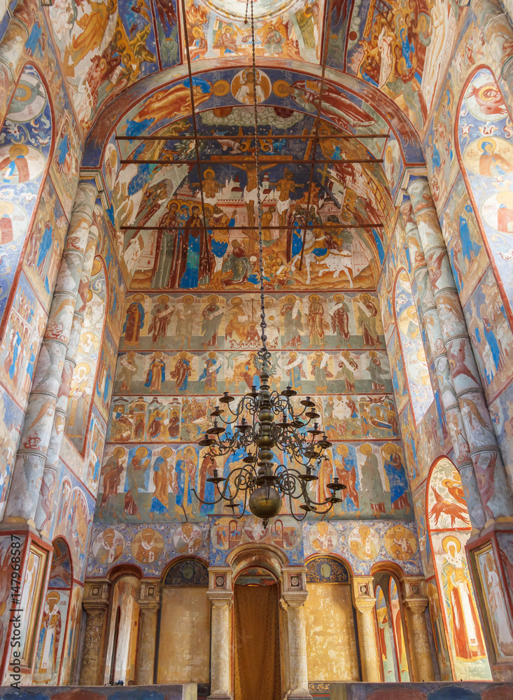 Росписи на стенах и потолке в церкви в кремле Ростова Великого