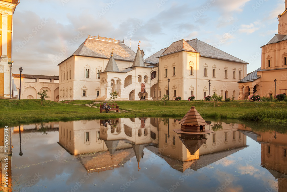 Obraz premium Красная палата в Ростовском кремле в лучах заката, Ярославская область