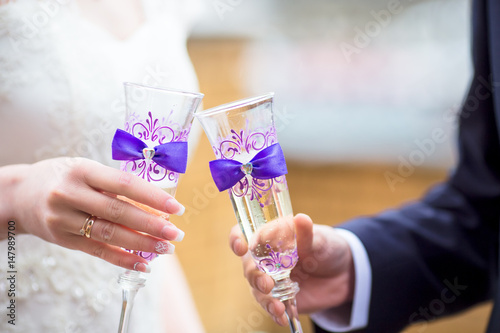 Свадебные бокалы в руках молодоженов