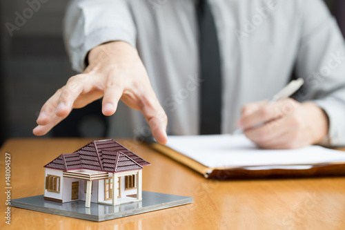 Quadro em tela Banks are going to seize homes