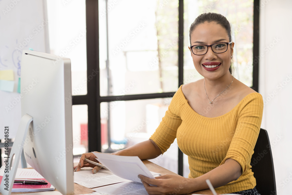 Obraz premium Portrait of a attractive business asian woman at modern office